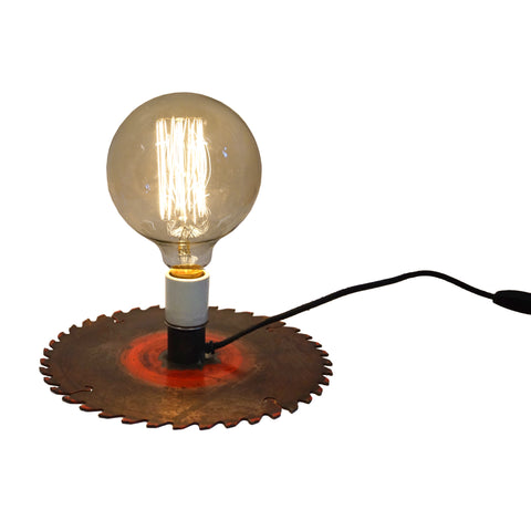 Bordlampe af rå gammel savklinge